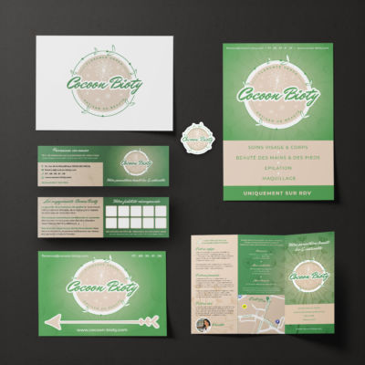 Exemples de différents supports réalisés pour esthéticienne bio<i>(logo, sticker, carte de fidélité, signalétique, brochure)</i> Identité Cocoon Bioty
