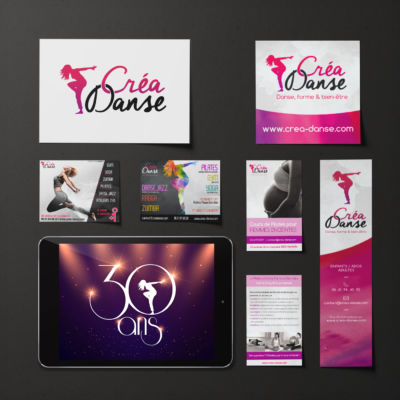 Exemples de différents supports réalisés pour une école de danse<i>(logo, affichages, signalétiques, flyers, carte de visite, logo événementiel)</i> Identité Creadanse