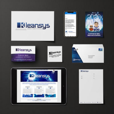 Exemples de différents supports réalisés pour une société d'infogérance<i>(logo, site, carte de visite, tampon, enveloppes, papier entête, cartes de vœux, signature mail )</i> Identité Kleansys